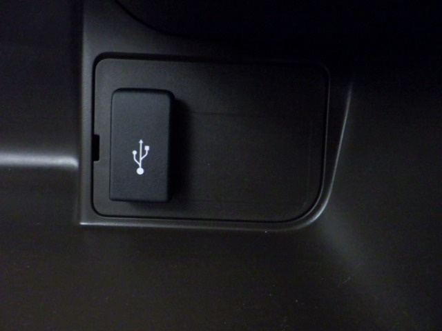 便利な充電用USBジャックも付いています☆