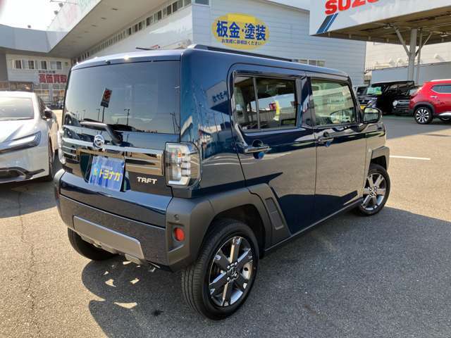 プライバシーを守る、ダークスモークガラス付いてます。夏場のエアコンの効きが違いますね！