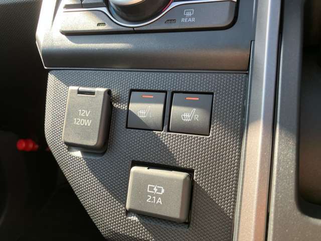 運転席/助手席シートヒーター！シートの座面と背面を暖めるシートヒーター。冬の寒い日や、寒冷地でのドライブで活躍します！