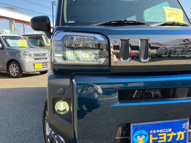 フルLEDヘッドランプ　（クリアランスランプ、オートライト付）オートレベリング機能付！乗車人数や荷物の量に応じて、照射軸の上下方向を自動調節するオートレベリング機能付！★更にフォグランプ付！