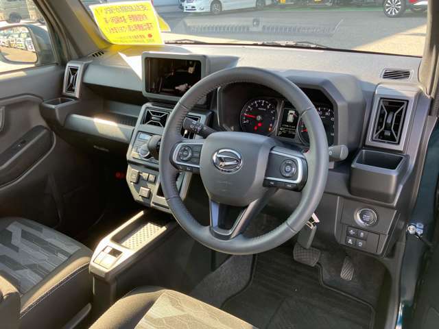 LKC（レーンキープコントロール）！約60km/h以上で走行中、全車速追従機能付ACC作動時に、クルマが車線の中央付近を安定して走行するよう、ハンドル操作をアシスト！