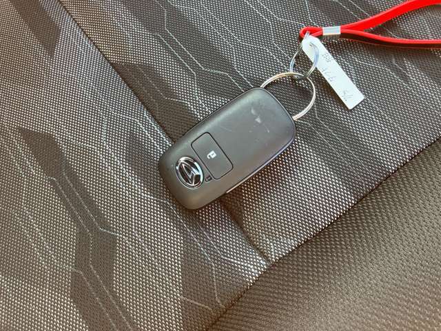 ★キーレスプッシュスタートシステム★エンジンスタートはキーレスプッシュスタート。鍵を車内に持ち込めばシリンダーに差し込まなくともボタン1つでエンジンがかかります★もちろんスペアキーもあります！