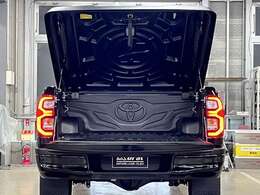 【トノカバー/ベッドライナー】トノカバーは積載物を雨風や紫外線から守り、ベッドライナーは荷台の傷を防いでくれます。