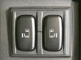 【両側パワースライドドア】スマートキーや運転席のスイッチで後席両側スライドドアの開閉が可能♪電動だから力を入れてドアを開ける必要が無く、小さなお子様でも簡単に開け閉めでき快適です♪