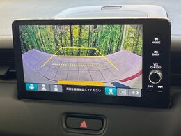 【バックカメラ】駐車時に後方がリアルタイム映像で確認できます。大型商業施設や立体駐車場での駐車時や、夜間のバック時に大活躍！運転スキルに関わらず、今や必須となった装備のひとつです！