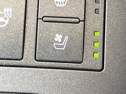 【シートベンチレーション】夏場は涼しい風でお尻や背中の熱やムレを防ぎ、冬はエアコンよりも早く温まってポカポカに！季節を問わず快適に過ごせます。