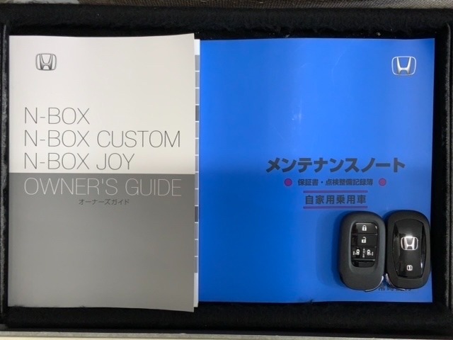 スマートキーは鍵をバッグに入れたままでもドアロックの開閉やエンジンのON・OFFができます。夜間や雨の日も鍵を探さなくて良いので便利です。