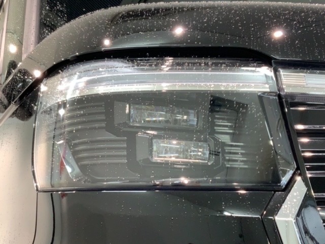 LEDヘッドライトは、点灯の瞬間から最大光量を発揮し、突然暗くなるトンネルなどでの安定感を高めます。