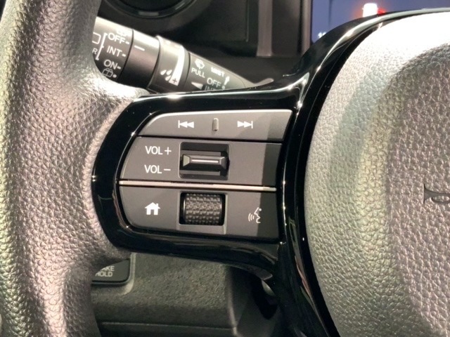 ステアリングにオーディオ操作スイッチが付いています。オーディオ画面に直接タッチしなくても操作が出来ますので、運転に集中できます。
