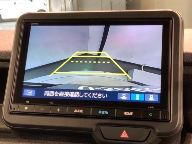 リバースギアに入れるだけで後方の表示へ切り替わります。夜間や雨の日の駐車も楽になりますよ。
