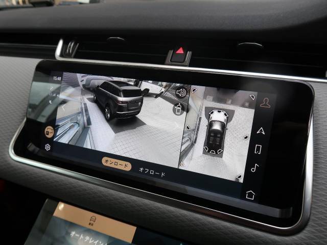【3Dサラウンドカメラ】は狭い場所でも安心して駐車できるようにサポート。タッチスクリーンの表示と音で障害物との距離を確認できます。車幅感覚に慣れていない方や駐車の苦手な方には必見の装備といえます♪