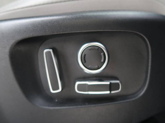 ◆パワーシート『電動パワーシートですので運転中のシート調節も安全に行えます。微調整も可能ですのであなただけのドライビングポジションを実現します。』