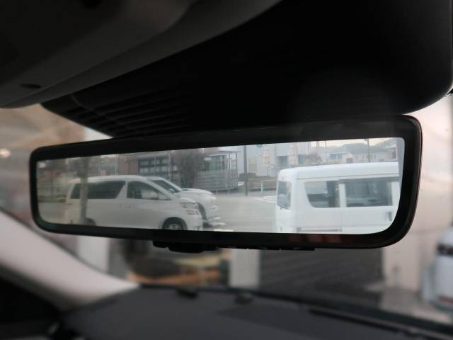 車体に装備したカメラによる後方映像が、ルームミラーに映し出されます。後席に人が座っていても、ラゲッジスペースに荷物を満載していても、車両後方の様子をはっきりと確認できます。