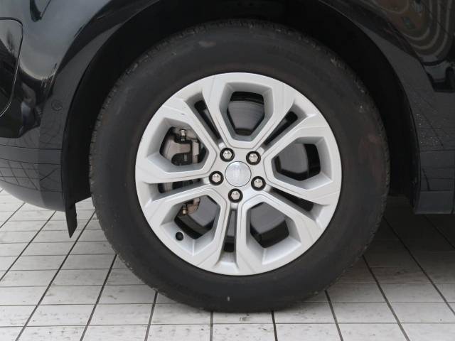 18インチ5スプリットスポークホイール装備！力強さと重厚感を感じさせる立体感のあるスポーク、車体全体のバランスを考慮した洗練されたデザイン性でレンジローバーイヴォークの魅力を際立たせます！