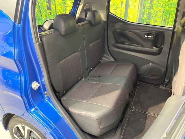 後部座席も気になるようなキズ・汚れやへたり等、大きなダメージはなく、良好な状態です。
