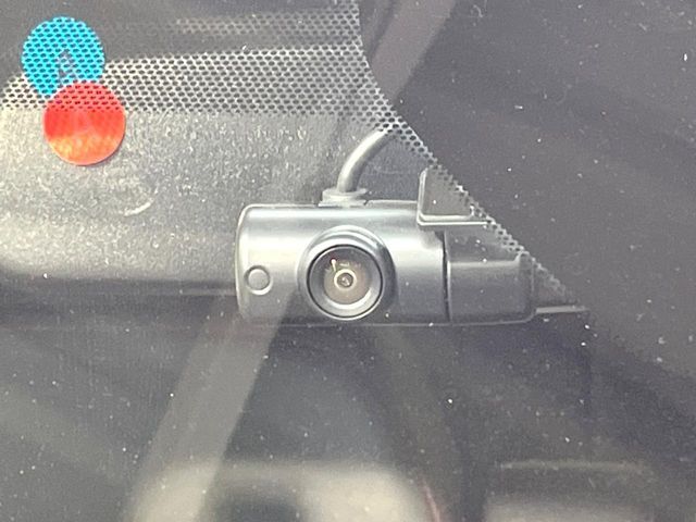 【ドライブレコーダー】安心・安全なカーライフに必須のドライブレコーダーを装備！走行中はもちろん、あおり運転や事故に遭遇した際の状況も映像で記録し、万一のリスクに備えます。