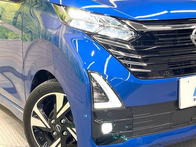 【LEDヘッドライト】悪天候や夜間走行時も良好な視界を確保し安心して運転できる高輝度LEDヘッドライトを装備！点灯速度が早く、消費電力も抑えられています。