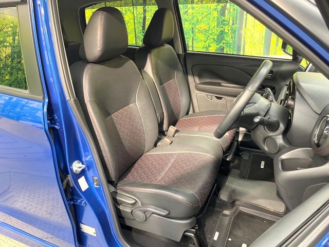 【ハーフレザーシート】高級感と座り心地を両立した人気のシート♪背面・座面のファブリック素材は、通気性の良さや滑りにくさに優れています。気温や服装に左右されず快適にお乗りいただけます。