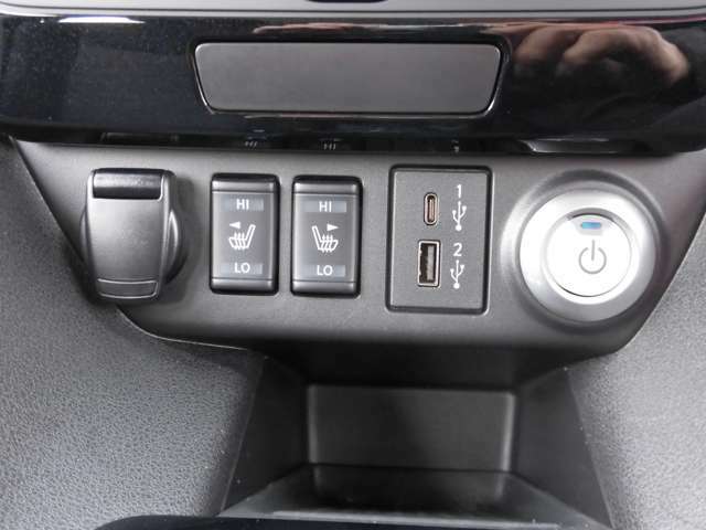センターコンソールにプッシュスタートスイッチやシートヒータースイッチ、USBポートが配置されています。
