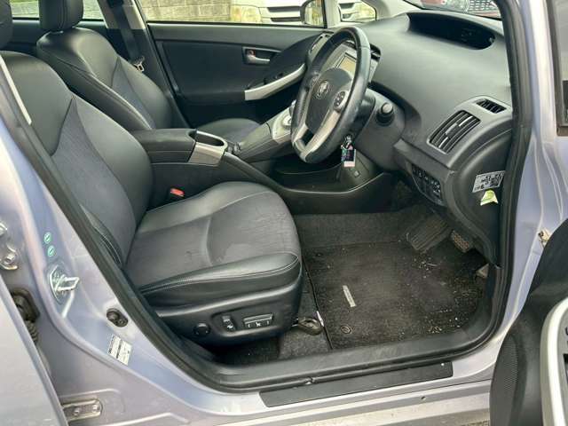 運転席側になります！パワーシートで自分好みのシート設定可能♪