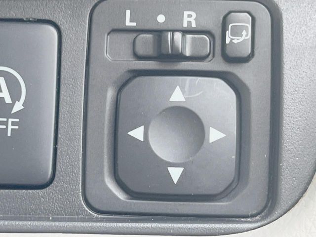 【電動格納ミラー】サイドミラーは電動格納式となっており、狭い駐車場でもキズがつくリスクを抑えられます。