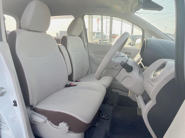 運転席シート廻りは使用感も少なく、良好な状態となっています。前オーナー様が丁寧に使っていたことがよくわかりますね。