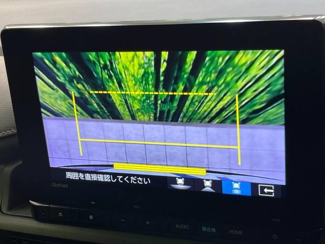 【バックカメラ】駐車時に後方がリアルタイム映像で確認できます。大型商業施設や立体駐車場での駐車時や、夜間のバック時に大活躍！運転スキルに関わらず、今や必須となった装備のひとつです！