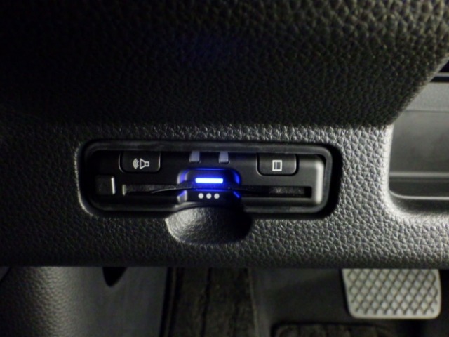 【ETC】便利なETC車載器も装備！高速道路の料金所もスムーズに通過できます。今や必須の装備ですね！お客様用にセットアップをしてのお渡しとなります！