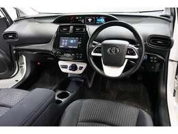 50系トヨタのプリウス、前期モデルが入荷しました。レギュラーで走行するHV車です。車両重量1370kg・JC08モード燃費は37.2km/L・直列4気筒エンジン・98馬力のお車です（※カタログ参照）。