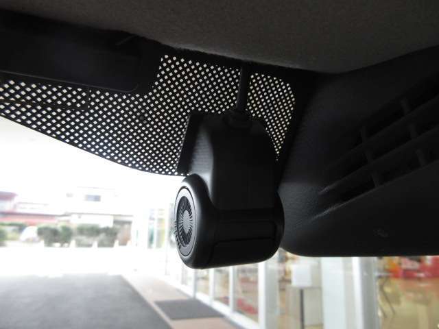 ナビ連動のドライブレコーダー（フロントカメラ部分）☆無料保証付き販売車です！ ☆全国どこへでも！ 陸送可能(有料)ですので、県外の方も是非ご相談ください！