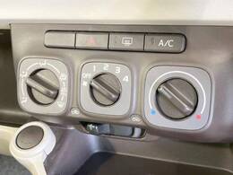 寒い冬も暑い夏も全席に快適な空調を届けてくれる、ダイヤル式エアコンを装備♪