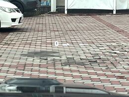 【カラーヘッドアップディスプレイ】現在の速度や走行情報をデジタル表示で運転席前方のガラスに投影！カラー付きで視認性も高く、運転中目線をずらさず必要な情報を確認できるのでとっても便利で安心！