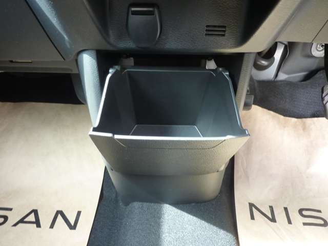 シフトレバー下にはシガライター電源と、便利な小物入れBOXが有ります。