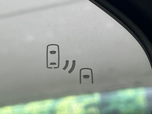 【後方車輛検知】走行中、ドアミラーの死角になりやすい箇所に後続車が接近するとサイドミラー付近に警告を表示、ドライバーに注意喚起をしてくれます。