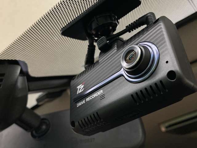 映像・音声などを記録する自動車用の車載装置です。　もしもの事故の際の記録はもちろん、旅行の際の思い出としてドライブの映像を楽しむことができますよ。