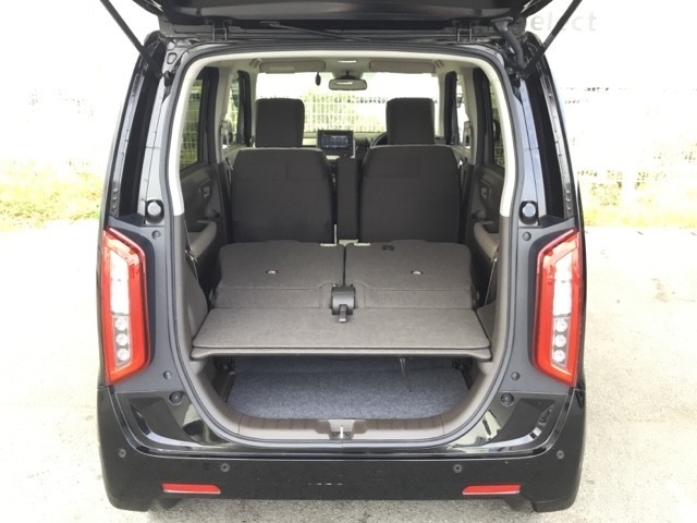 2段でも積める便利な荷室。備え付けのボードを使えば上下で積みわけができて便利です。