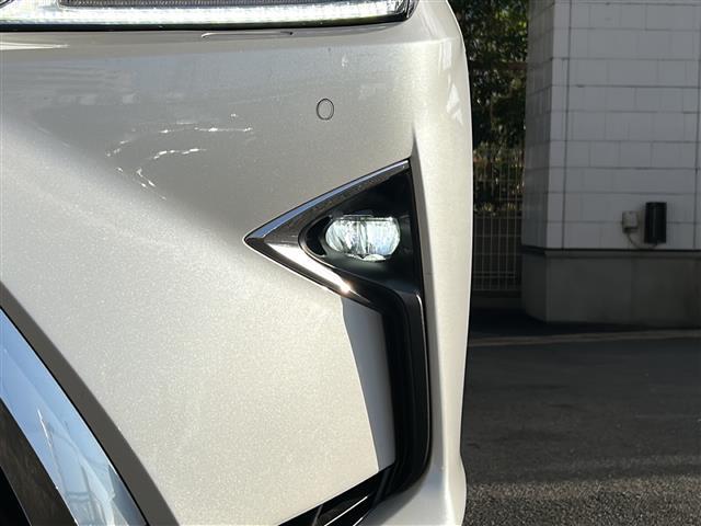 【ライト・ランプ】ワレもなく綺麗な状態なので、悪天候や夜間の走行も視界良好で安心してお乗りいただけます。ヘッドライト・ホイール・フロントガラスなど色々な部分コーティングをご用意しております！