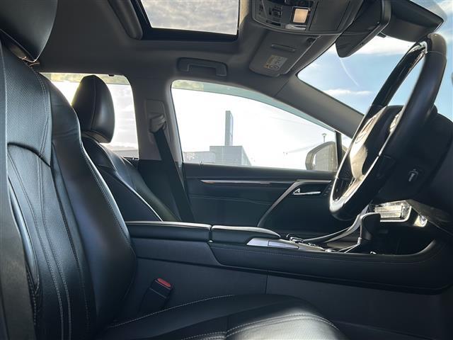 【助手席】きれいな助手席なので家族や友だちに乗ってもらっても安心です！