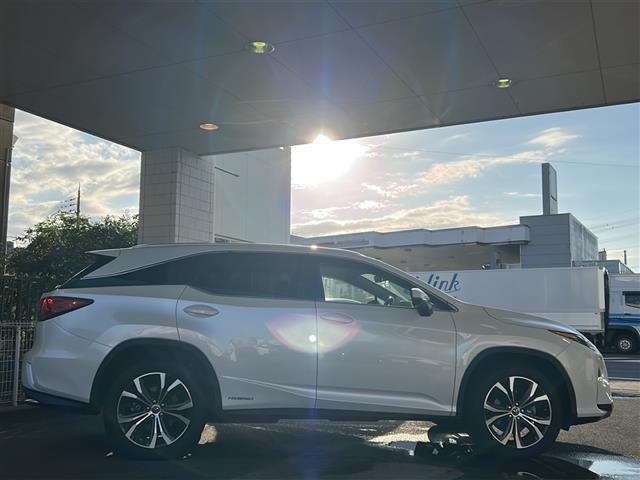 【右】商談ルームには「キッズスペース」を完備しています。DVD、ブロック、絵本、おままごとセット。お子様連れでも、ゆっくりとお車をお選びいただけます！