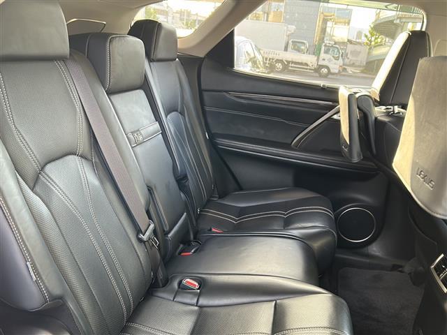 【後部座席】後席もゆったりドライブを楽しめます。ガリバーでご購入いただきましたら、内外装はプロこだわりのクリーニングで清潔なおクルマでご納車させていただきます！店舗での現車確認も承っています！