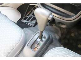 シフトはフロア3速ATとなっております。