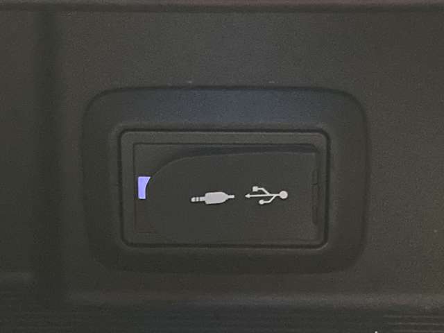 こちらのクルマはUSB接続コネクタも装備されています♪スマホの充電などにお使い下さい。ご旅行中での充電切れも、これなら心配いりませんね！