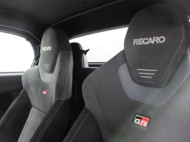 しっかりとホールドしてくれる『RECARO』社製のシートを装備しています。