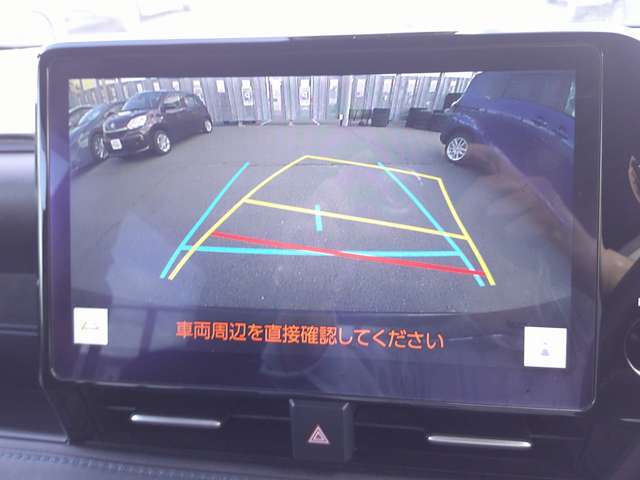 バックカメラ付で、後方の視界も良好です。