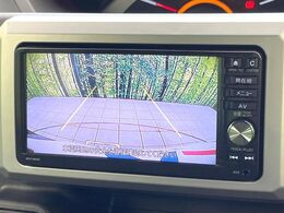【バックカメラ】駐車時に後方がリアルタイム映像で確認できます。大型商業施設や立体駐車場での駐車時や、夜間のバック時に大活躍！運転スキルに関わらず、今や必須となった装備のひとつです！