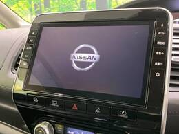 【メーカー純正10型ナビ】インテリアに溶け込むスタイリッシュな「専用設計」メーカーナビを装備♪視認性や操作性など基本性能にも優れ、より上質なカーライフをお楽しみいただけます。