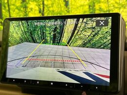 【バックカメラ】駐車時に後方がリアルタイム映像で確認できます。大型商業施設や立体駐車場での駐車時や、夜間のバック時に大活躍！運転スキルに関わらず、今や必須となった装備のひとつです！