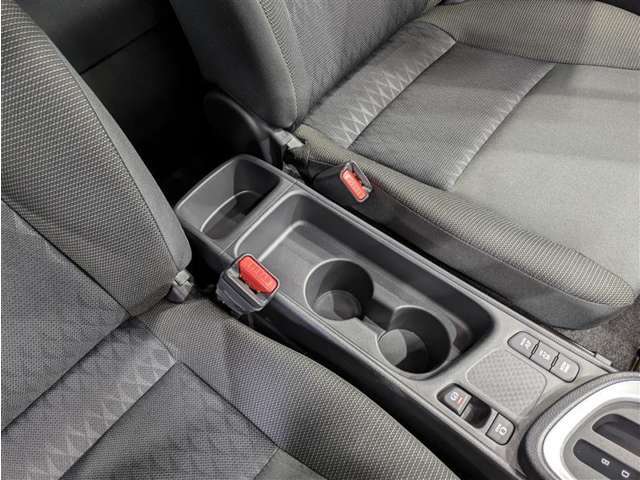 便利なカップホルダーを装備しています。　缶ジュースを開けて運転していると振動で倒れないかヒヤヒヤ、意外と置き場に困るもの。　意外に重要な装備ですね