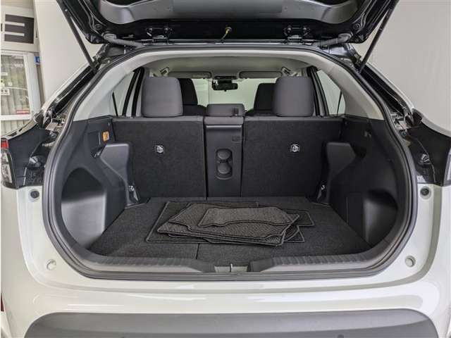 後席使用時でも、十分な荷室空間を確保しております