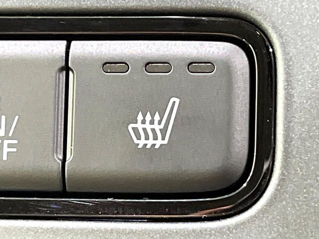 【シートヒーター】寒い日に重宝するシートヒーター！エアコンより早く温まってくれるので寒がりの人も安心ですね♪エアコンの温風は乾燥するから苦手、という方にもをおすすめです。